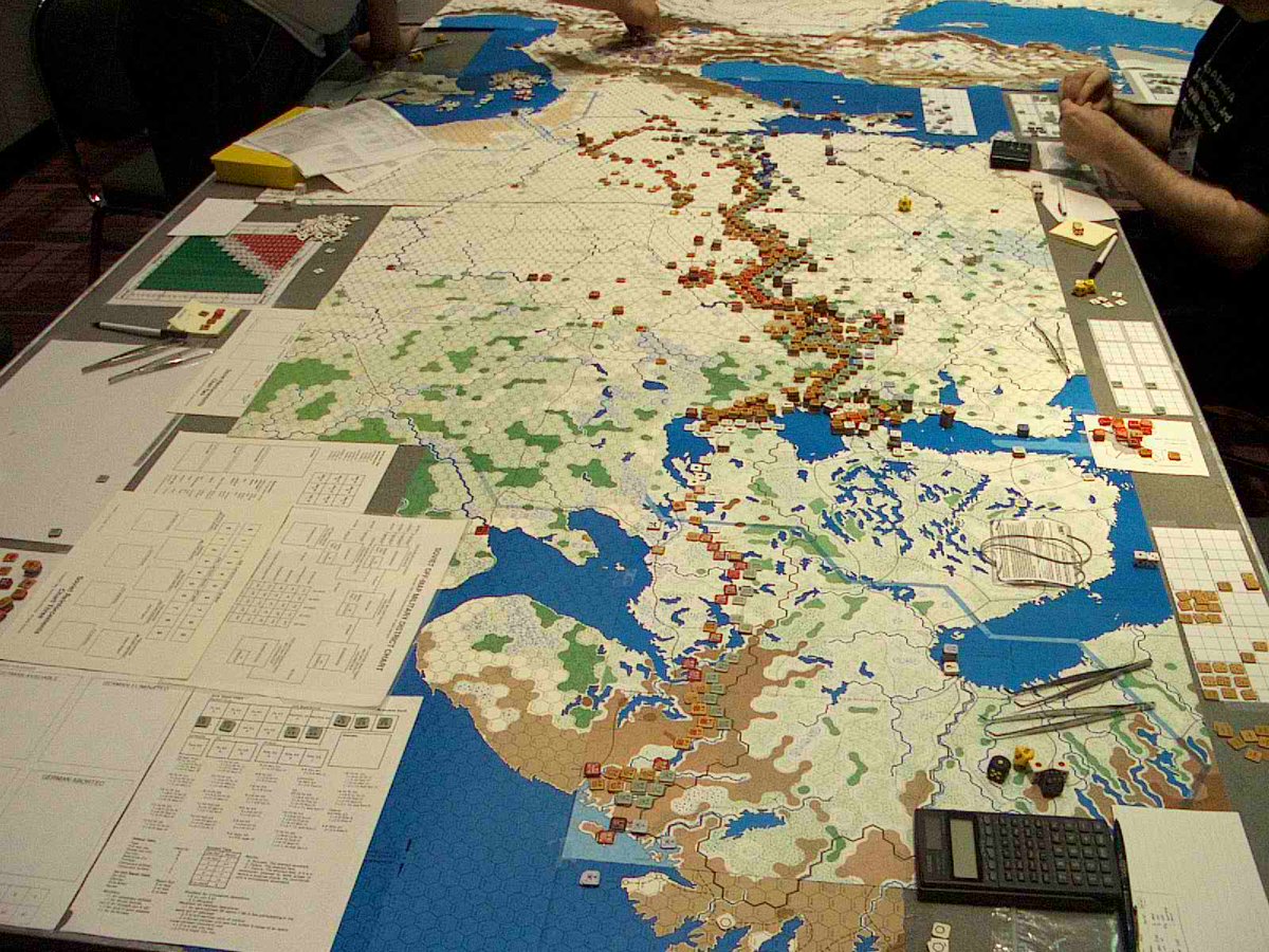 +3. La identidad de un wargame.Introducirte en el mundo del wargame es aprender algunos conceptos básicos que se repiten en casi todos los wargames : Terrain Chart, Units, ZOC, CRT, Supply, Stack...Veamos los conceptos generales, que luego cada juego tendrá sus particulades:+