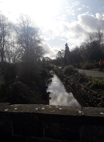WarwickCops's tweet photo. The team have been out and about on foot patrol this morning in and around Warwick. Everyone abiding by the guidelines and listening to the social distancing advice. Patrols will continue this afternoon. ^FW   #SaveLivesStayHome #ProtectNHS https://t.co/y316Bog8Oy