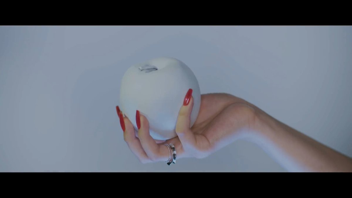 we also see other symbolisms such as soojin holding an apple, 'the forbidden fruit', that here means falling in love with a girl, and minnie getting darker and more hurt as the mv progresses.