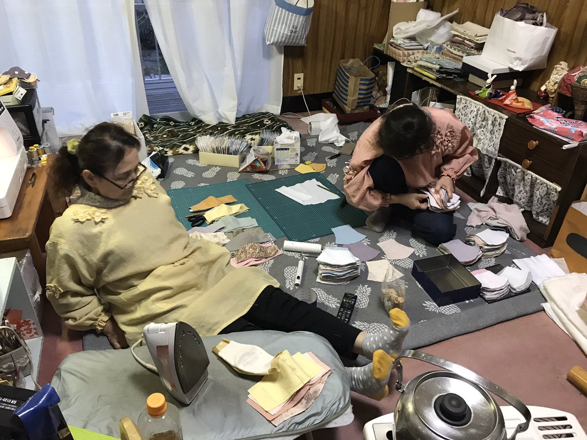 裁縫が好きで、持ってる布で最初は楽しく作ってたけど、100枚の注文が入りマスク作りに飽きた双子。