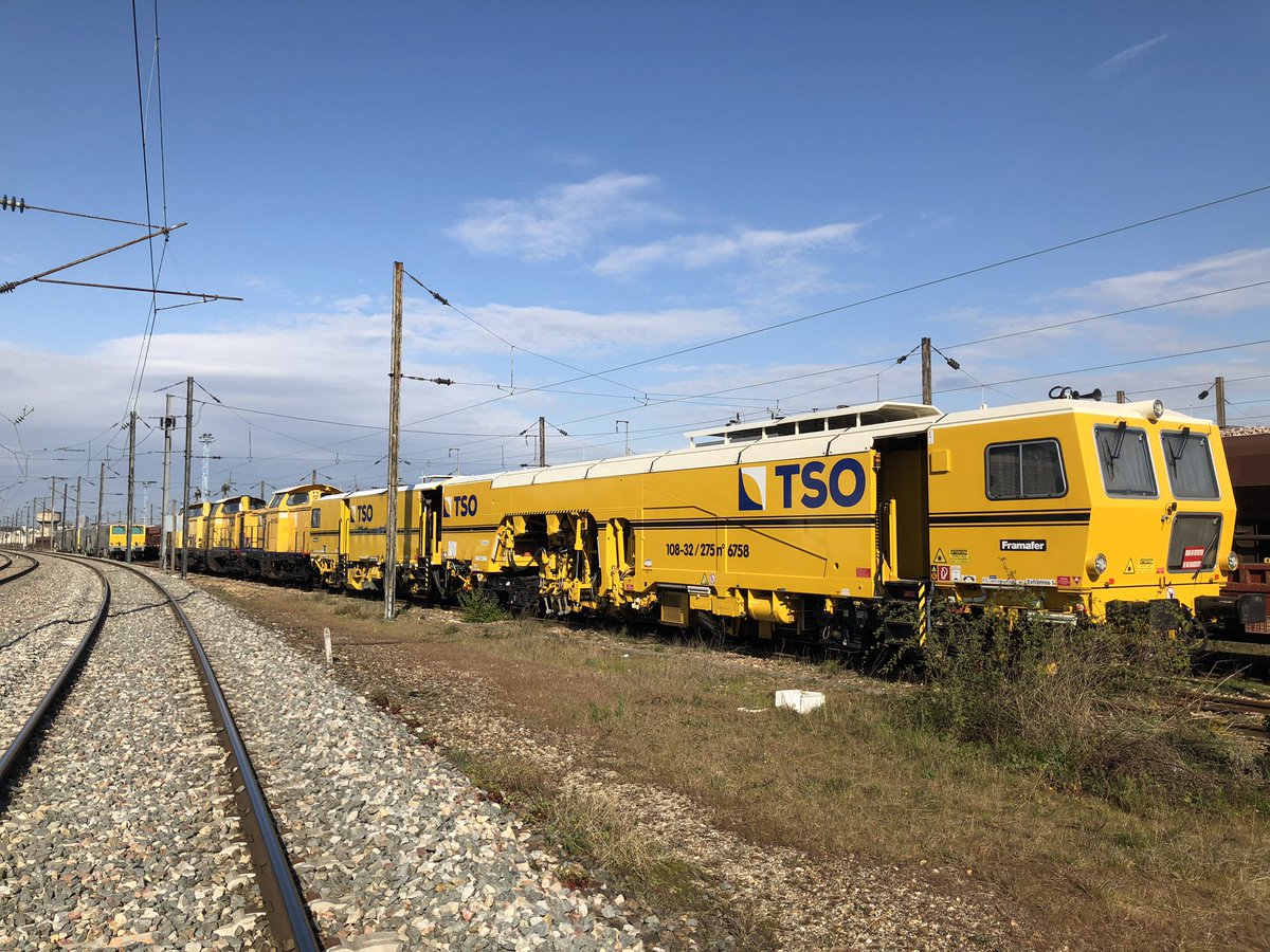 pweissreso's tweet photo. Aujourd’hui tournée des installations sur Noisy. En passant à côté de très belles machines de travaux qui attendent la reprise de l’activité.#lignep #sncfreseau #ipe https://t.co/OXfGTZqJ87