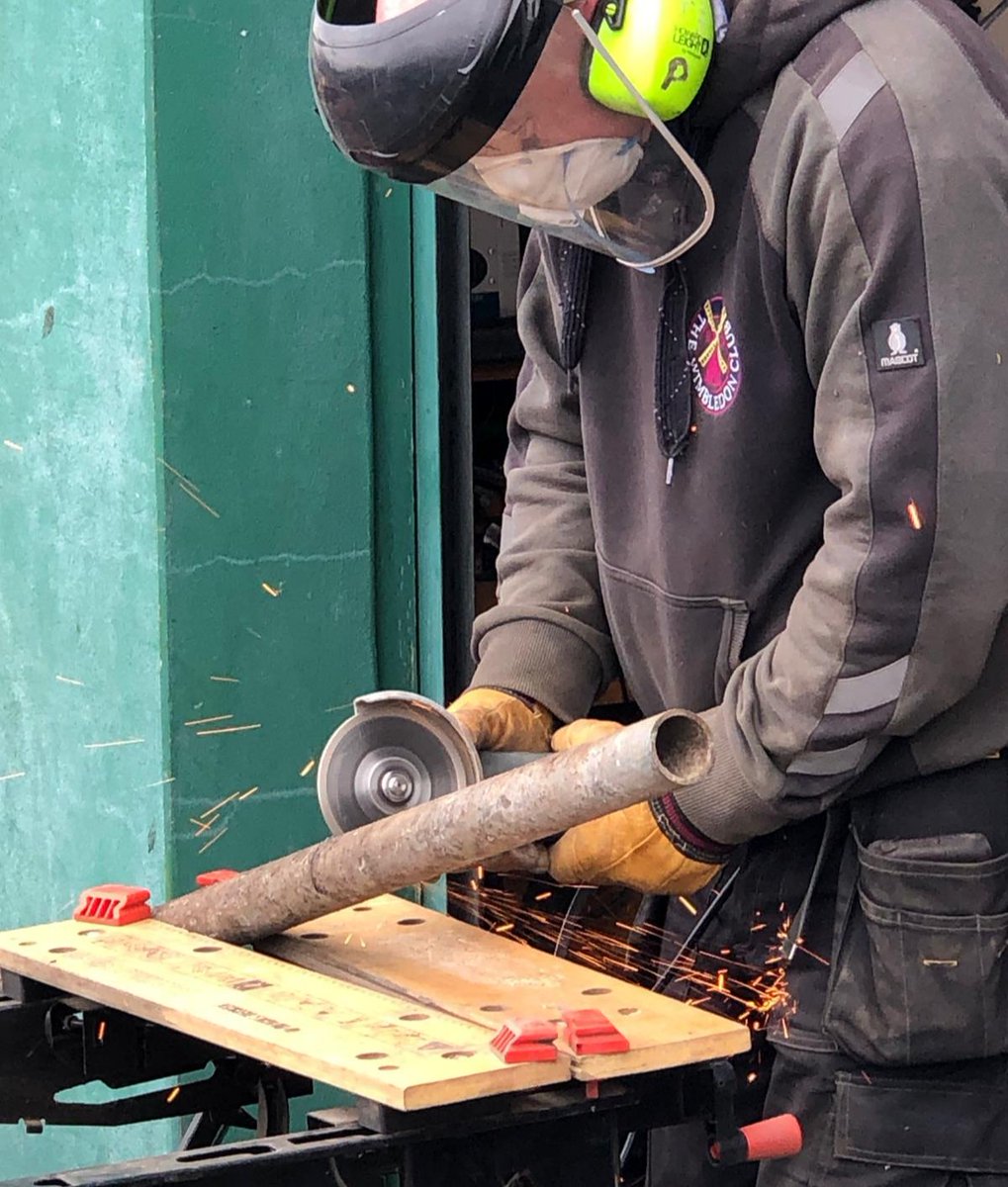 With no one around it's the perfect time to do some maintenance 👨‍🏭 
#Wimbledon #WimbledonPark