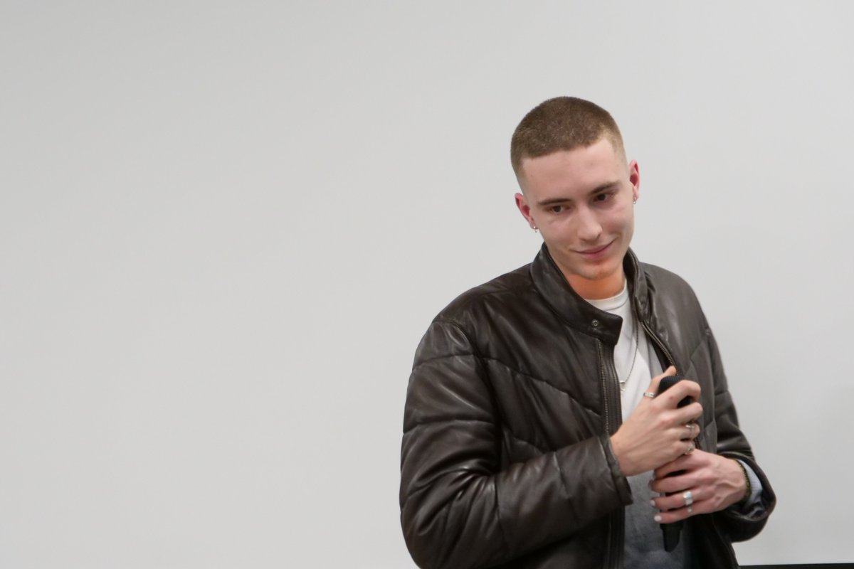 Appleros tweet media