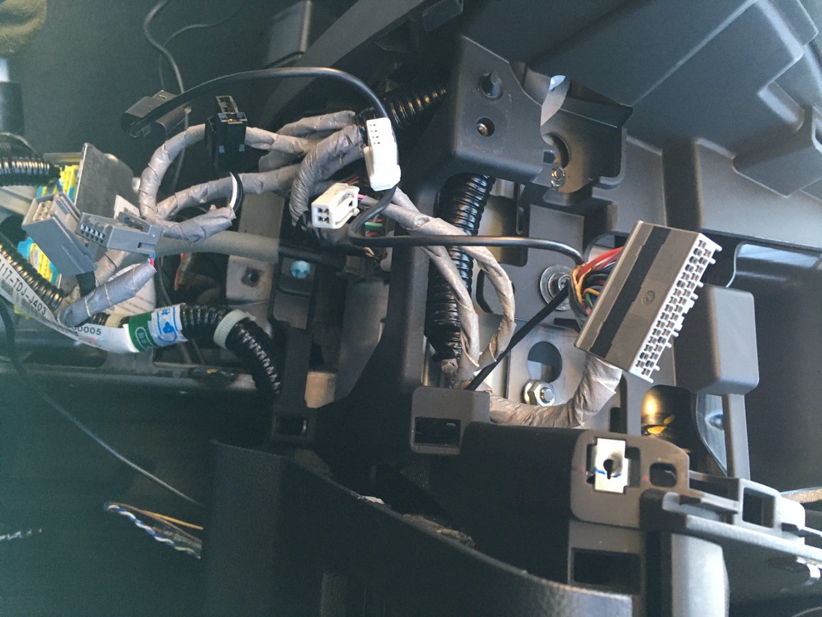 あきあき S660のオーディオユニット本体はセンターコンソールの奥に押し込まれてある だから取り出すの大変 本体外す 前にヒューズ点検ok カプラ端子もバッテリー電圧 Acc電圧 アース導通全てok やはり本体がアヤシイ