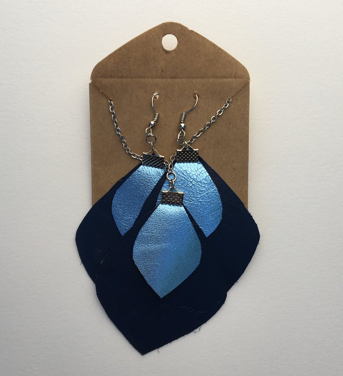 Shesjustb1's tweet photo. Sets for just $25! #leatherearrings #shoplocalAustin #handmadeearrings #smallbusiness #dowhatyoulove #handmadejewelry #handmadeleatherjewelry
#smallamightybusiness #createyourhappy
#entrpreneursofinstagram #calledtocreate #leatherandmetaljewelry
#customorders https://t.co/75KKqWiv7U