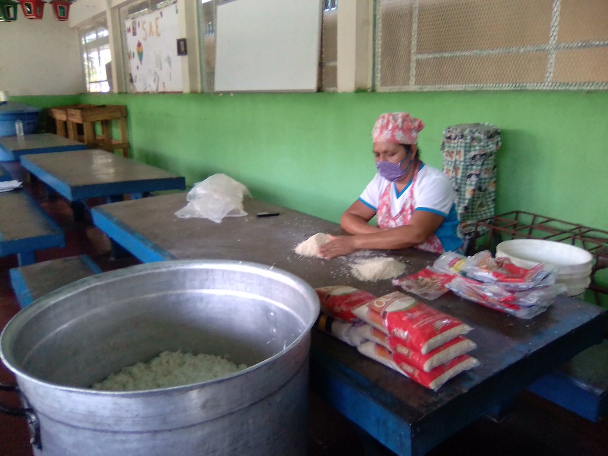 Lunes de semana  Bendecidas y afortunadas  este equipo de trabajo,  personal de la institución, madres de la patria y milicia bolivariana El Programa de Alimentación Escolar se cumple en escuelas . Entregando las tazas a padres, madres y representantes Parroquia Carmen de Cura.
