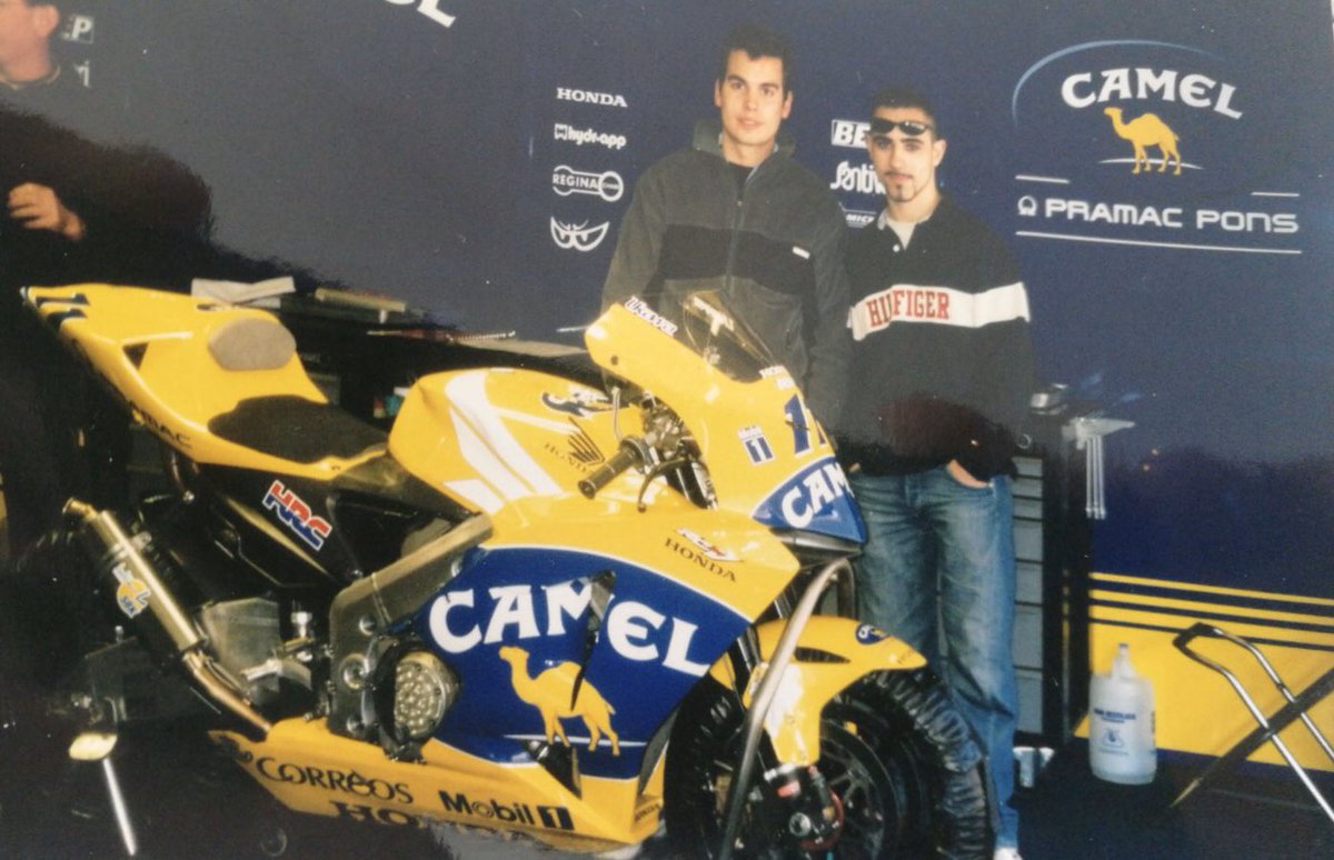 studimoto's tweet photo. #TrowBackMonday
@MotoGP IRTA test en Montmeló 2003.
Honda RC211V de #TohruUkawa.
Motos de Ukawa y #MaxBiaggi pintadas por nosotros hace 17 años en @studimoto .
@SitoponsSito
Disculpad por la calidad de la imagen (me la han enviado así).
#HondaRC211V #CamelHondaPons #StudiMoto https://t.co/oTAqAUxZNv