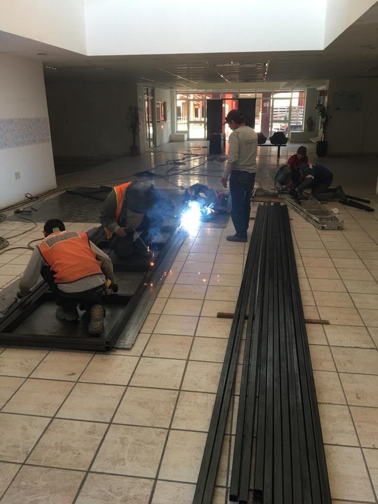 jcentresemana's tweet photo. Con la colaboración de la @UAG_Oficial, el hospital "Ángel Leaño" será sede alterna para la atención de casos de #Covid_19, anunció el gobernador @EnriqueAlfaroR. El fin de semana comenzó la limpieza y trabajos de remozamiento y equipamiento del amplio inmueble. https://t.co/huuXIUFNbO