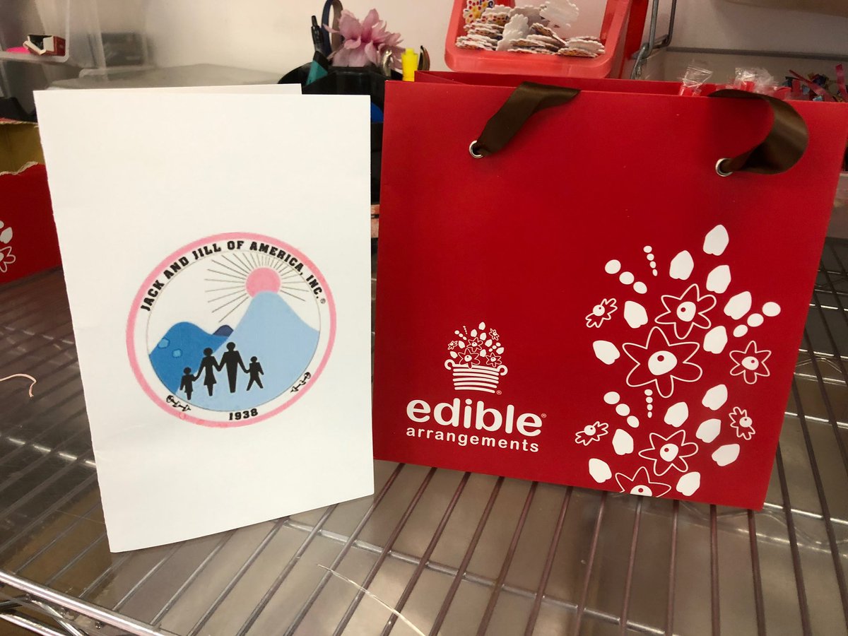 JackandJillAMV's tweet photo. We partnered with Edible Arrangements in Springfield to deliver smoothies and fruit cups to medical staff caring for COVID-19 patients yesterday. We are extremely grateful for all healthcare workers fighting this pandemic. #jackandjillinc #HealthcareHeroes https://t.co/pn7KDa7kAK