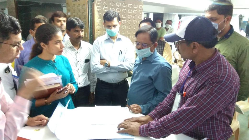 #Covid_19 ના સંક્રમણને ધ્યાનમા રાખી ડીસા મુકામે કોવીડ હોસ્પિટલ તરીકે તૈયાર કરવામા આવેલ ભણશાળી હોસ્પિટલની મુલાકાત લઇ સુવિધાઓ અંગે ગેપ એનાલિસીસ કરી, નિયત SOP મુજબ ઉપલબ્ધ સુવિધાઓની સમિક્ષા કરી તેમજ ટ્રસ્ટીગણનો આભાર માન્યો અને તેઓને પ્રોત્સાહિત કર્યા. <a href="/CMOGuj/">CMO Gujarat</a> <a href="/JayantiRavi/">Jayanti Ravi</a> <a href="/pkumarias/">Pankaj Kumar</a>