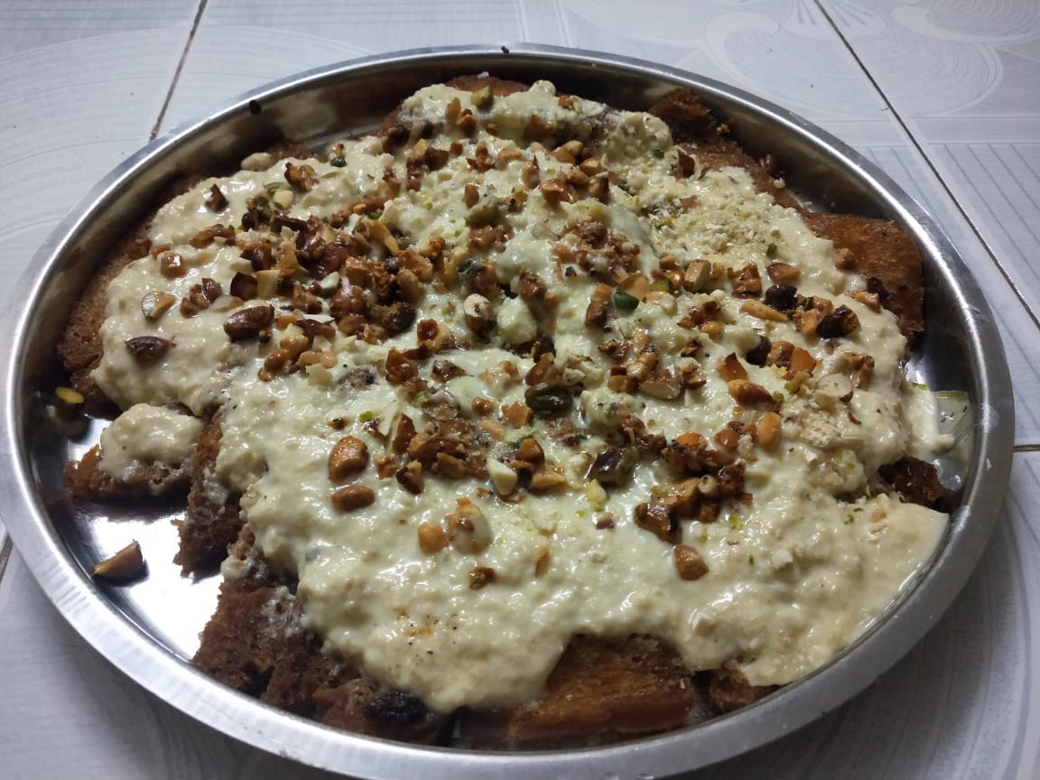 EccentricSachin's tweet photo. 15 days of discipline = four slices of 'double ka meetha'.

Was feeling particularly courageous today.

#QuarantineActivities 
#curfewcooking https://t.co/rHULRIFirP