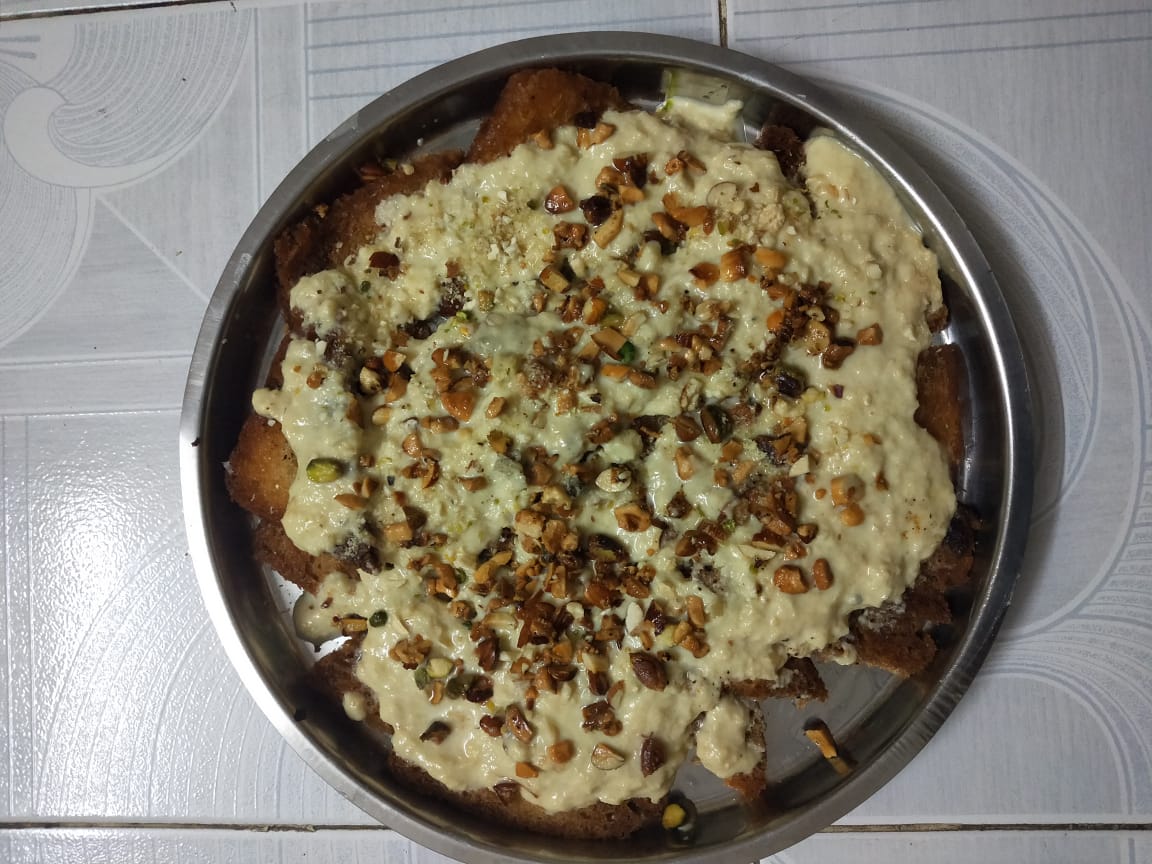 EccentricSachin's tweet photo. 15 days of discipline = four slices of 'double ka meetha'.

Was feeling particularly courageous today.

#QuarantineActivities 
#curfewcooking https://t.co/rHULRIFirP