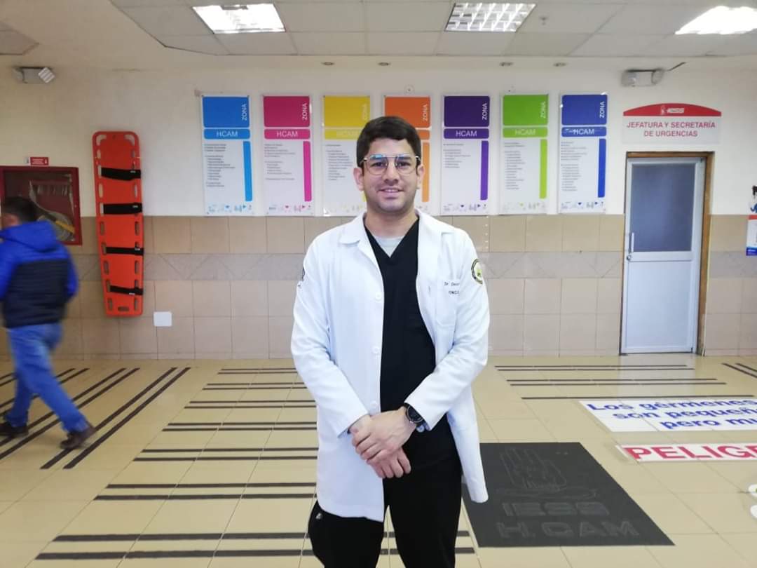 MedicoYMeme's tweet photo. Lamentamos informar que el día de hoy ha fallecido nuestro colega el Dr Oscar Cabrera más conocido por su página YO MÉDICO y actual administrador de esta. El doctor era R3 en el postgrado de oncología en la ciudad de Quito-Ecuador... https://t.co/gwvVi9jIHf