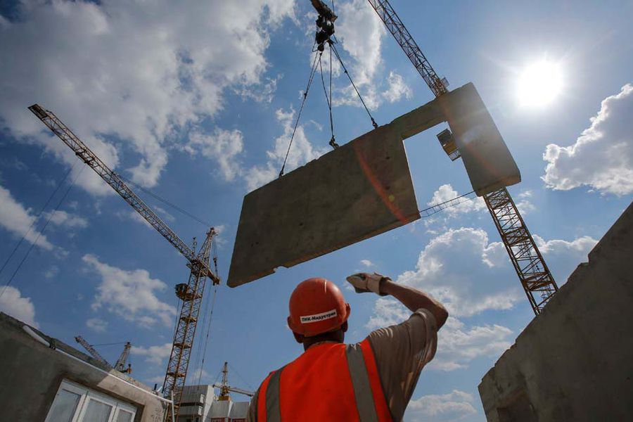latercera's tweet photo. 📈 @pulso_tw | Constructoras anticipan desplome de la inversión en vivienda y prevén 75 mil menos empleos https://t.co/721COJLN7y https://t.co/0NzaJ22YKV