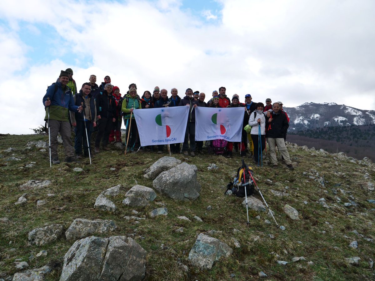 sentieroitalia's tweet photo. 🇮🇹 Un anno fa la staffetta #CamminaItaliaCai accompagnava gli escursionisti lungo due tappe del #SentieroItalia CAI in #Basiliata, nel Parco Nazionale del #Pollino, tra mulini e pini loricati, in luoghi un tempo frequentati da briganti! ⬇️

#lemontagnesannoaspettare #iorestoacasa https://t.co/4tenkBeLAR