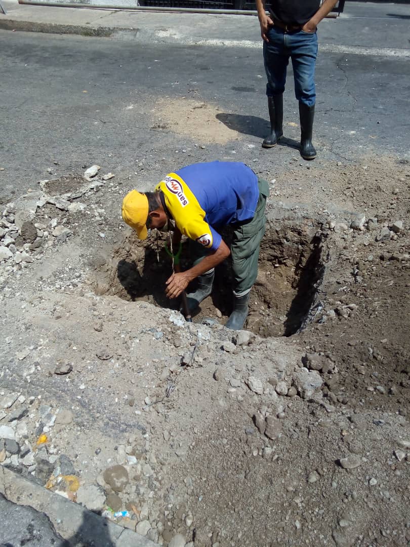 Hidrocentro2011's tweet photo. #6Abr| Trabajadores del agua durante cuarentena, realizaron excavación manual con el propósito de efectuar limpieza en tubería pead, diámetro de 110mm, ubicada en la calle Guacaipuro c/c Av. Universidad, sector El Progreso. Mcpio. #MBI #Aragua #Hidrocentro @mindeaaguas https://t.co/tj0EbNhybj