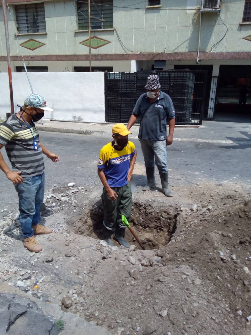 Hidrocentro2011's tweet photo. #6Abr| Trabajadores del agua durante cuarentena, realizaron excavación manual con el propósito de efectuar limpieza en tubería pead, diámetro de 110mm, ubicada en la calle Guacaipuro c/c Av. Universidad, sector El Progreso. Mcpio. #MBI #Aragua #Hidrocentro @mindeaaguas https://t.co/tj0EbNhybj