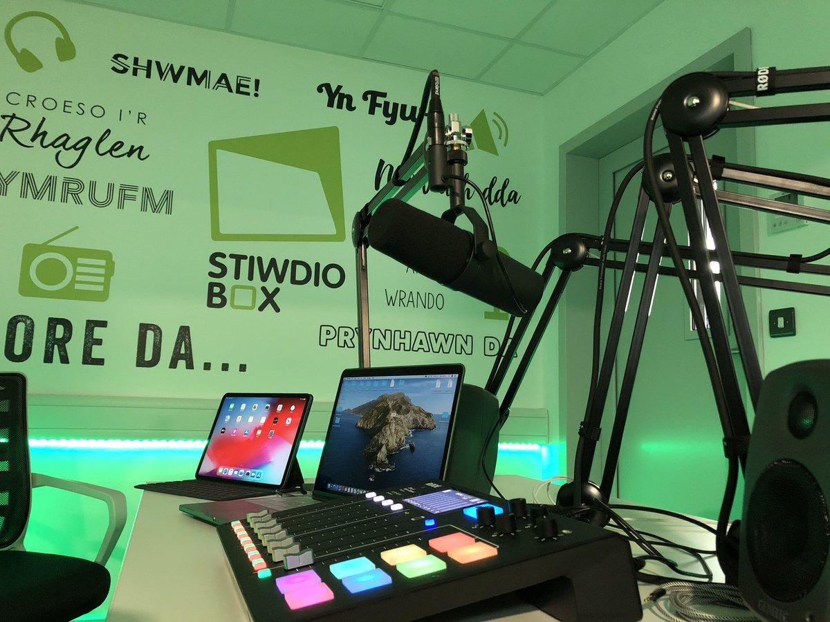 Stiwdiobox's tweet photo. Wedi joio gyda’r criw yma heddi yn cynnal #GweithdyRadio #Rhithiol 💻 🎙🎧🎶 Diolch i @MenterGSG a @CarmsCouncil Cofiwch wrando am 6 heno ar @cymrufm https://t.co/qQKMXSzLXJ