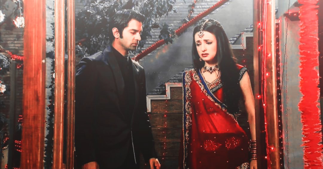 And His Blackmailing starts P.S- It is one of my favorite looks of Khushi.. She looked so beautiful  #BarunSobti  #SanayaIrani  #IPKKND  #Arshi