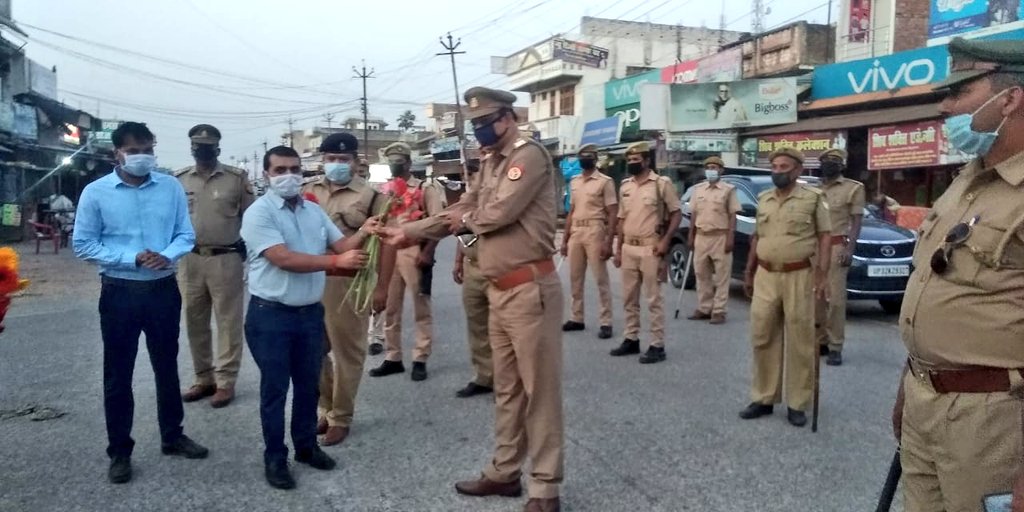Cdosid1's tweet photo. आज ग्राम पंचायत इटवा मे एसडीएम, सीओ एवम् बीडीओ द्वारा कोरोना जैसी महामारी मे दिन-रात सेवा दे रहे सफाई कर्मचारियों को, स्वास्थय एवम् पुलिस विभाग के कोरोना वारियर्स को फूल देकर हौसला बढाया। समस्त फील्ड स्टाफ को आभार। 
#siddharthnagarfightscorona
@dmsid1  @siddharthnagpol https://t.co/dervVuAvRt
