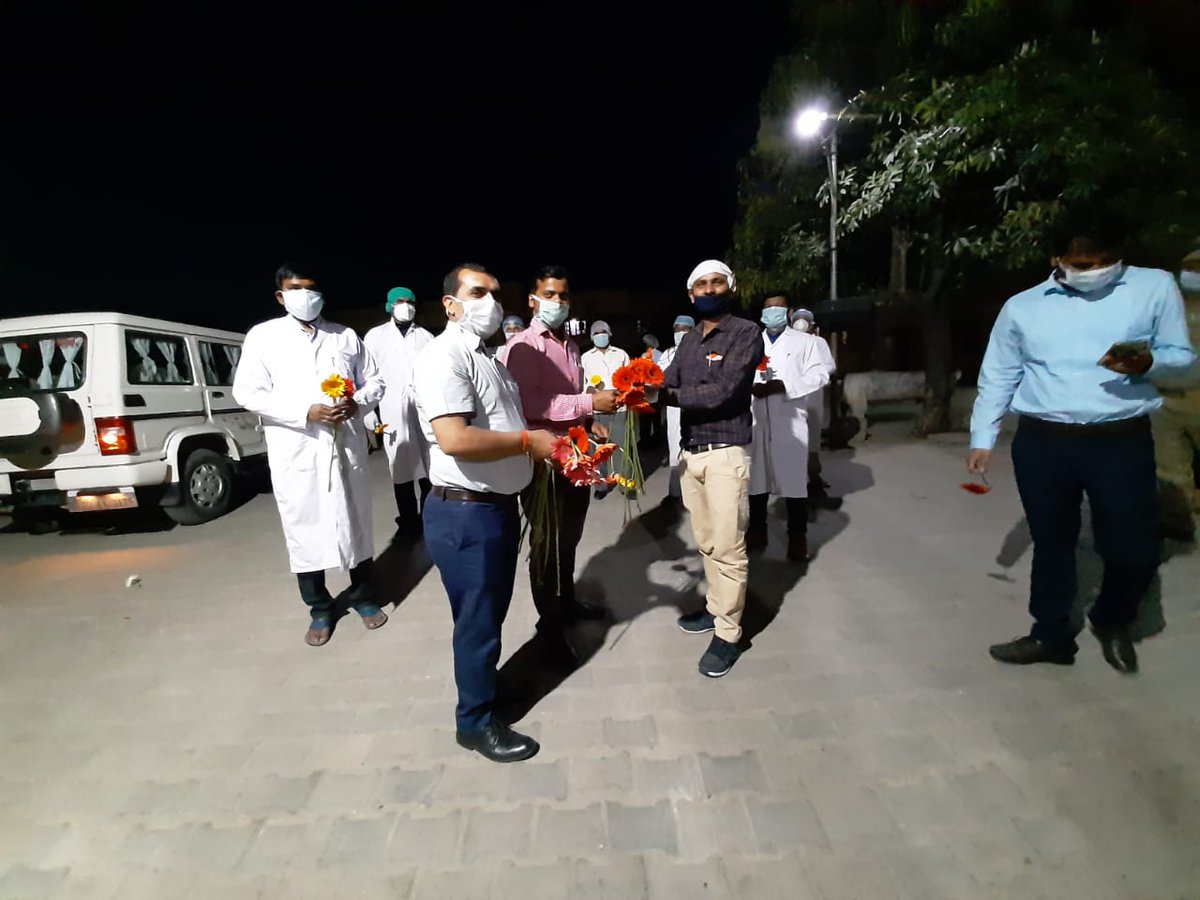Cdosid1's tweet photo. आज ग्राम पंचायत इटवा मे एसडीएम, सीओ एवम् बीडीओ द्वारा कोरोना जैसी महामारी मे दिन-रात सेवा दे रहे सफाई कर्मचारियों को, स्वास्थय एवम् पुलिस विभाग के कोरोना वारियर्स को फूल देकर हौसला बढाया। समस्त फील्ड स्टाफ को आभार। 
#siddharthnagarfightscorona
@dmsid1  @siddharthnagpol https://t.co/dervVuAvRt
