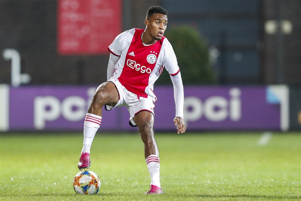  Ryan Gravenberch - Ajax (17)His physique and movement remind me of Pogba. He plays in the same position, loves to dribble and also very efficient at it. Gravenberch got called up to the first team of Ajax in December and already played 513 minutes there.MV: €12.00m