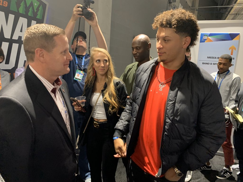 On  #FinalFour Saturday, I ran into 2 fine men with deep ties to  @TexasTech:  @wdavidcaldwell &  @PatrickMahomes. But only 1 of them tried to get on-air during our postgame live shots. (Spoiler alert: it was my college roommate & NOT the  #SuperBowl MVP.) http://wtkr.com/sports 