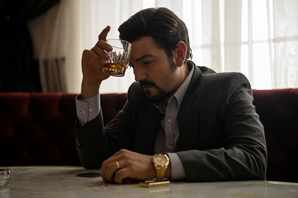 Narcos Mexico S2, jsuis mitigé, d'un côté c'est hyper stylé et intéressant ce milieu là mais d'un autre je trouve que certains épisodes apportent peu et qu'on retrouve pas l'adrénaline de Narcos classique. Sinon Diego Luna juste trop fort et charismatique. 6/10