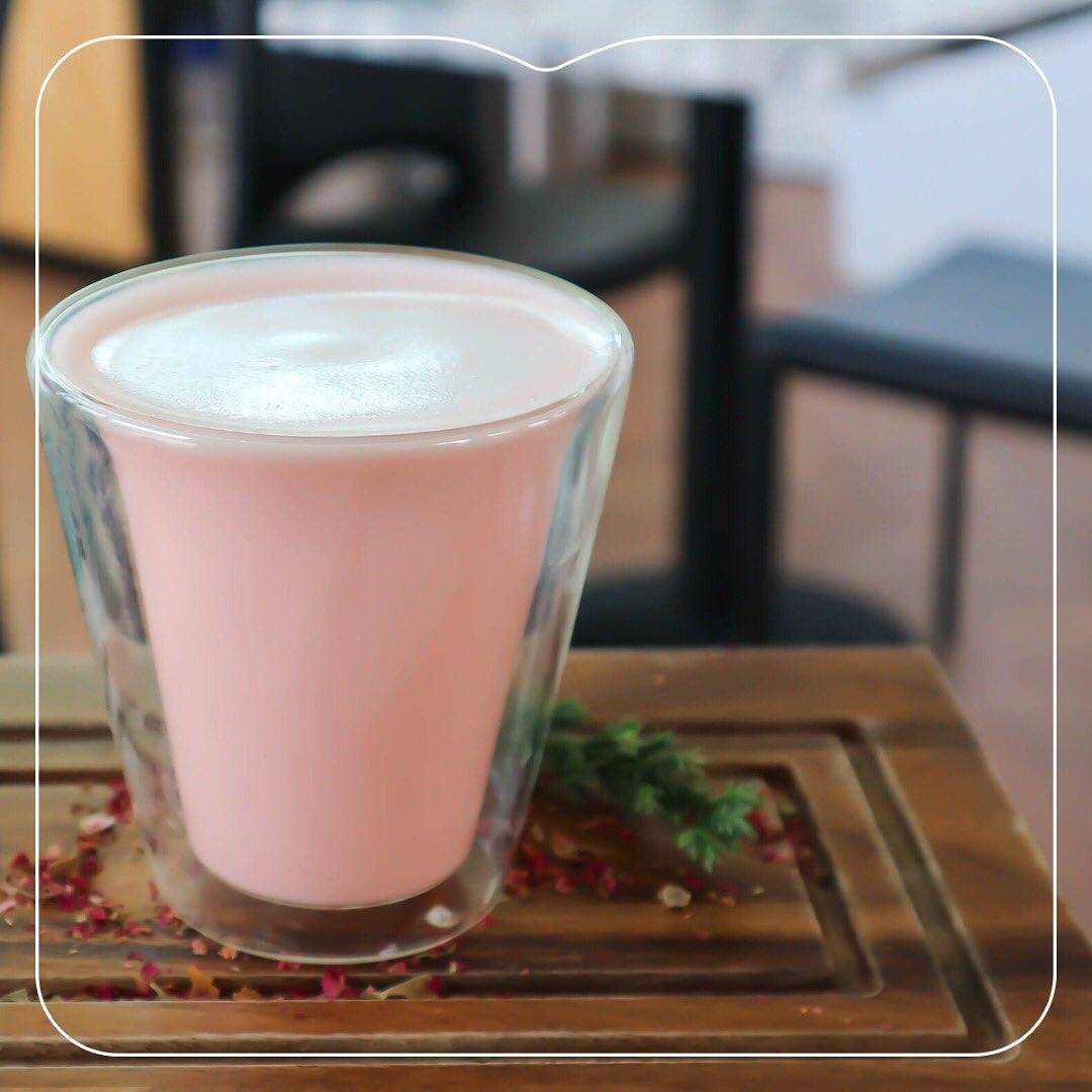 It's officially spring and this Rose latte featuring Milkadamia Macadamia nut milk is giving us all the feels 😍♥️🌹 

#englishrose #roselatte #nondairy #latte #latteda #milkadamia #artful #barista #macadamianut #vegan #rose #spring #warmertimes #cafe #coffee