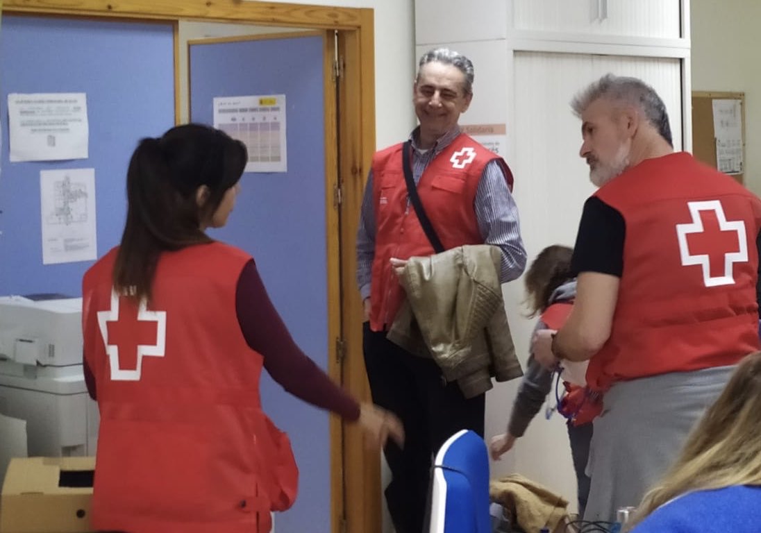 CruzRojaSevilla's tweet photo. Hoy queremos darle un 👏👏👏👏 enorme a las cientos de personas voluntarias de @CruzRojaSevilla que, cada día, se esfuerzan en ayudar a las personas vulnerables de #Sevilla 

¡ G R A C I A S ! 

#EsteVirusLoParamosEntreTodos 
#ProtegerLaHumanidad https://t.co/wYyKtFEivc