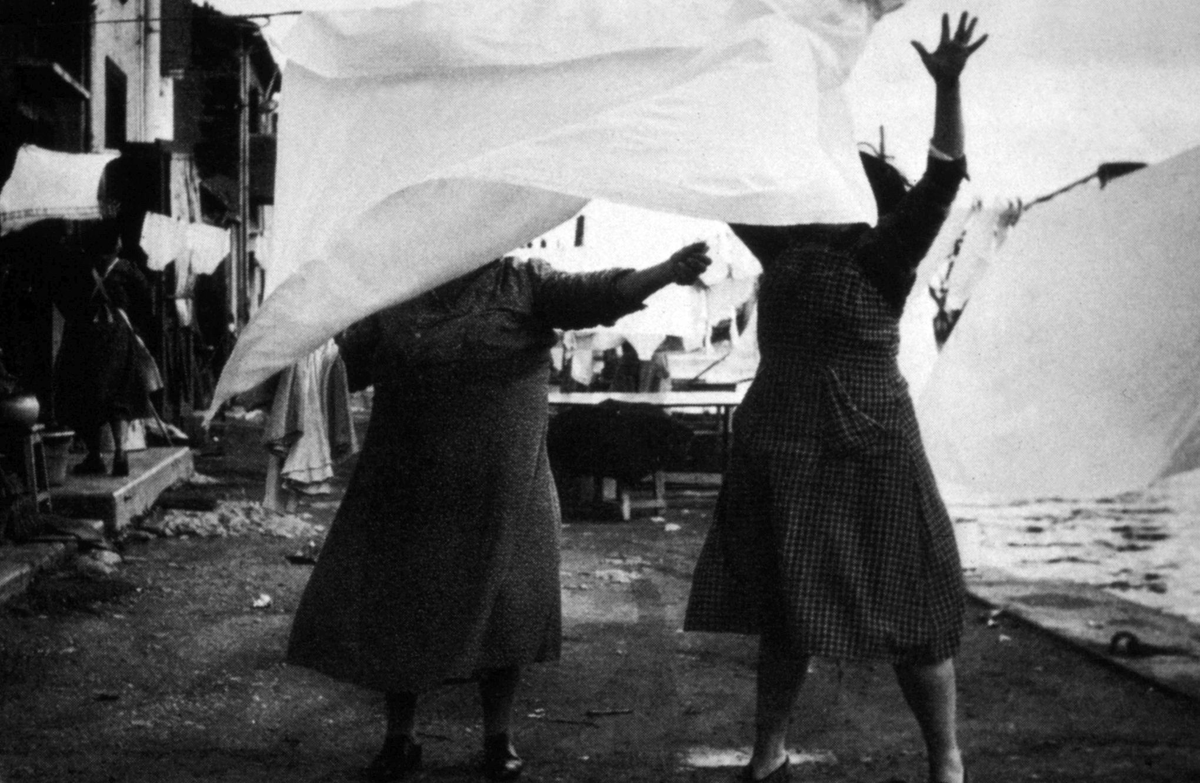 Agnès Varda (1928-2019)Icône féministe incontournable du monde du cinéma français, elle était aussi photographe et artiste plasticienne. Malgré la reconnaissance qu'elle a eu pour ses films, ses photos restent très peu montrées.