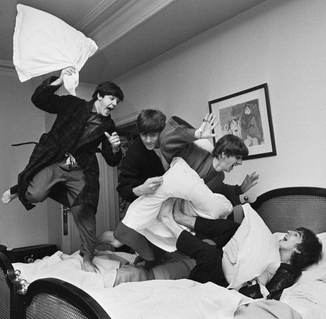 theAusBeatlez's tweet photo. Time for a pillow fight! 😂
#thebeatles #beatles #band #bed #pillow #pillows #pillowfight #funny #humour #blackandwhite #funnyphoto #bedtime #bed #herestrouble #fab #fabfour #game #fun #instadaily #ınstafunny #instagram #repost https://t.co/hOtwuWaqKt