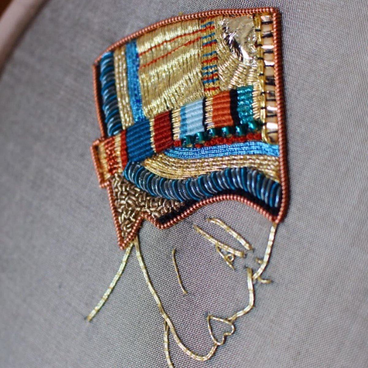 LMEmbroidery's tweet photo. Nefertiti Goldwork Crown 💛 https://t.co/Cb79cqow4c