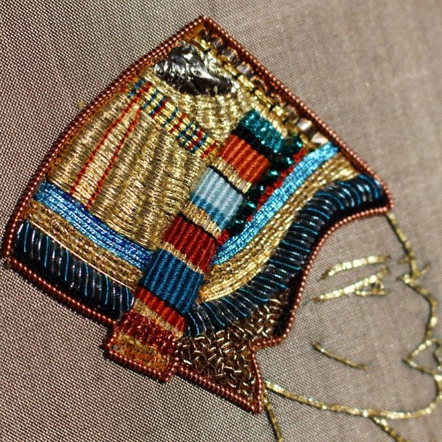 LMEmbroidery's tweet photo. Nefertiti Goldwork Crown 💛 https://t.co/Cb79cqow4c