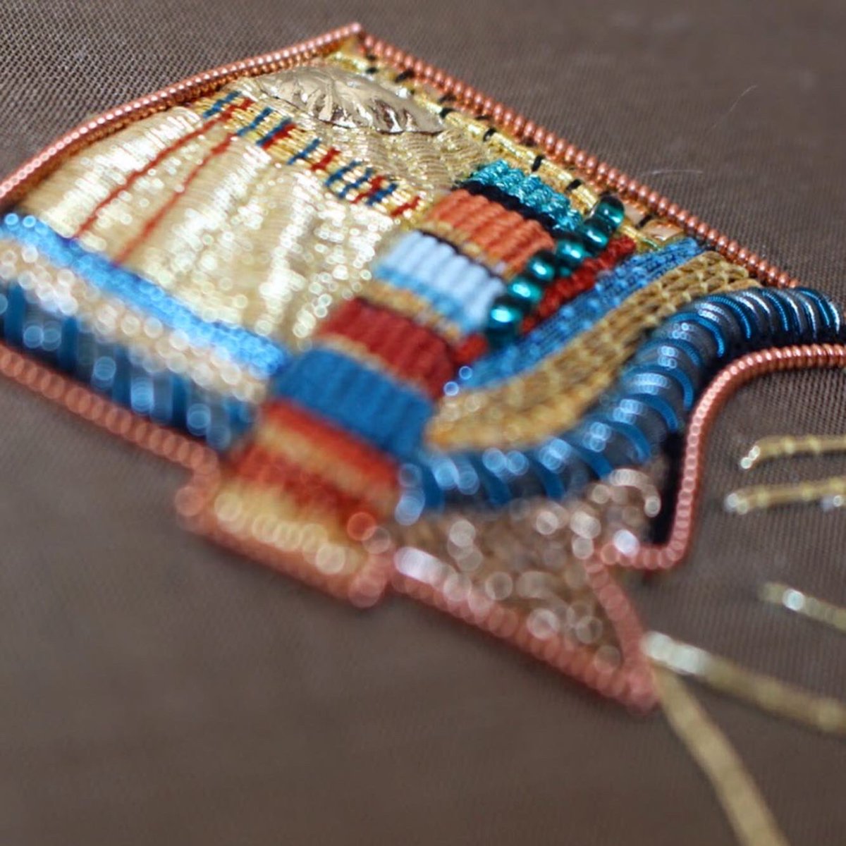 LMEmbroidery's tweet photo. Nefertiti Goldwork Crown 💛 https://t.co/Cb79cqow4c