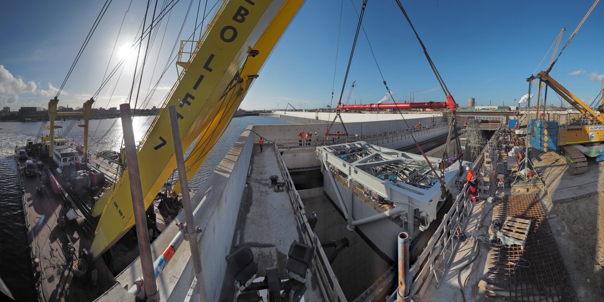 In het eerste kwartaal van 2020 is er weer hard gewerkt aan de grootste zeesluis ter wereld. Prachtige beelden van een uniek waterbouwkundig project in IJmuiden. 
#zeesluisijmuiden
#openij
#vanhattumenblankevoort
#ookditisvolkerwessels
youtu.be/Yf2nBg0VAME
Foto: Ko van Leeuwen