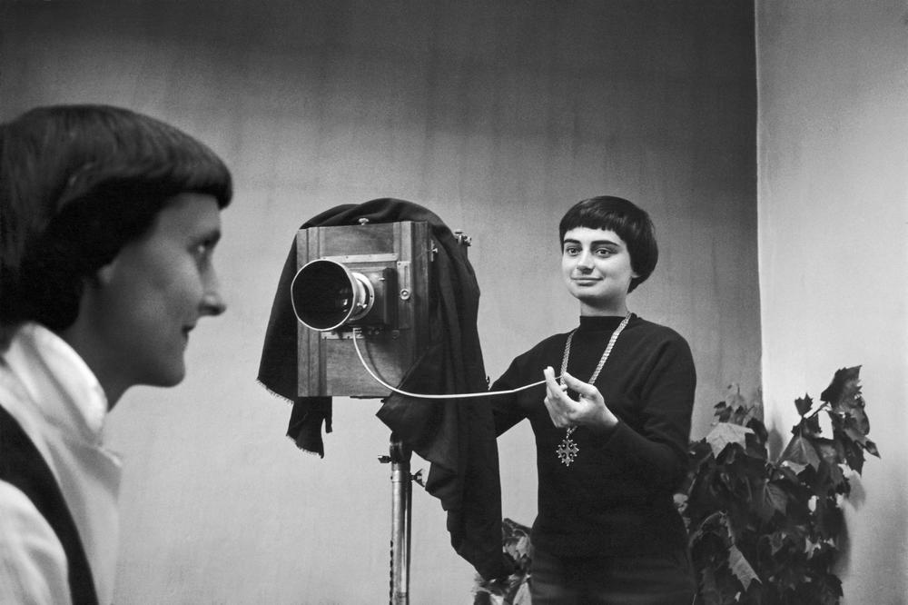Agnès Varda (1928-2019)Icône féministe incontournable du monde du cinéma français, elle était aussi photographe et artiste plasticienne. Malgré la reconnaissance qu'elle a eu pour ses films, ses photos restent très peu montrées.