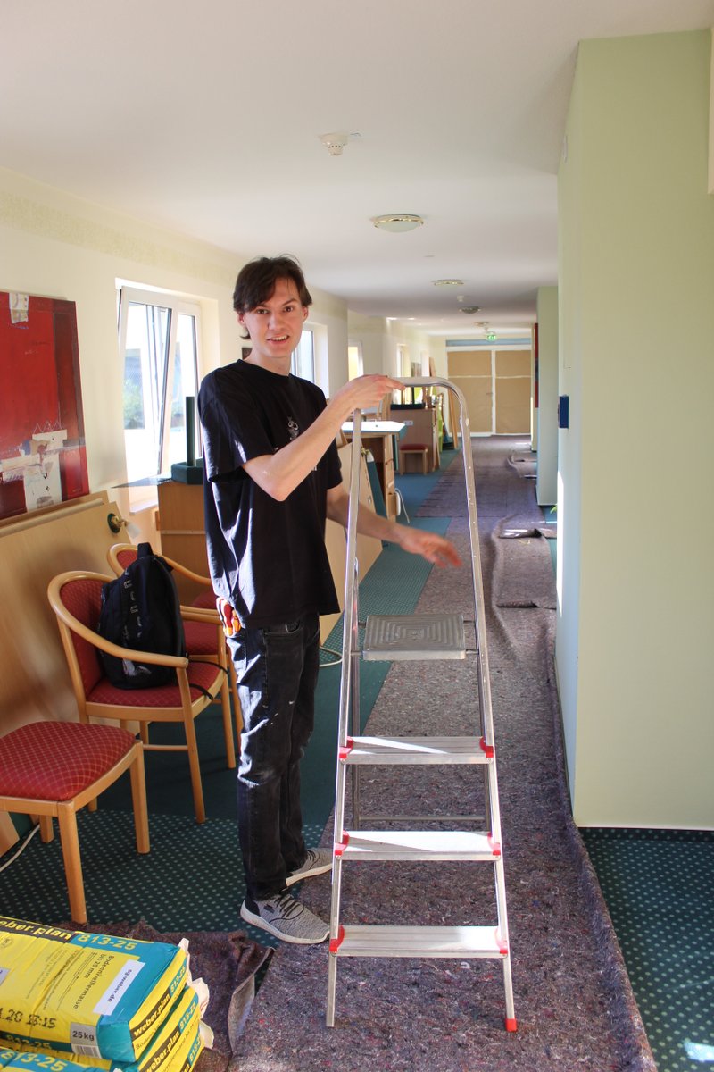 Bei unseren Renovierungsarbeiten packen alle mit an 💪 Auch unser Azubi wird in Zeiten von Corona vor neue Aufgabenfelder gestellt. Jugendliche Energie trifft auf Erfahrung! #gemeinsamstark