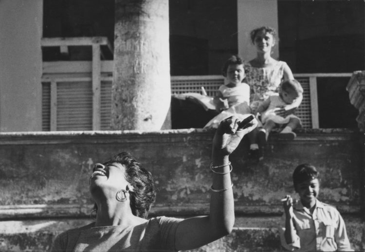 Agnès Varda (1928-2019)Icône féministe incontournable du monde du cinéma français, elle était aussi photographe et artiste plasticienne. Malgré la reconnaissance qu'elle a eu pour ses films, ses photos restent très peu montrées.