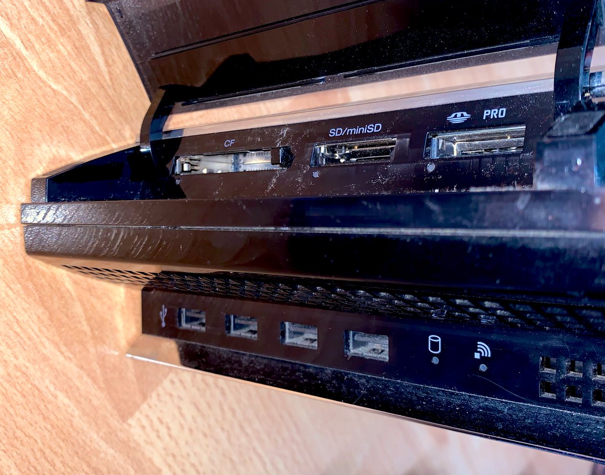 Sony PlayStation 3 Starter Pack (2007) Le meilleur pack de lancement de la PS3 : rétrocompatible PS2, 4 ports USB, un port SD, disque dur de 60GB, le lecteur blu-ray le moins cher du marché à l’époque, 2 pads et 2 nouvelles licences de course et FPS exclusives très correctes.
