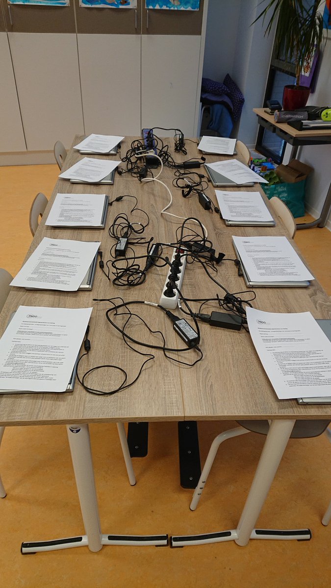 Leimundo_nl's tweet photo. Van onze collega's van de Lorentzschool hebben we 10 chromebooks gekregen. We geven ze door aan gezinnen die zelf geen laptop hebben of met meerdere thuiswerkers één laptop moeten delen. Superbedankt! #prooleiden #samentegencorona #onderwijskansen https://t.co/98nzdJsBAk