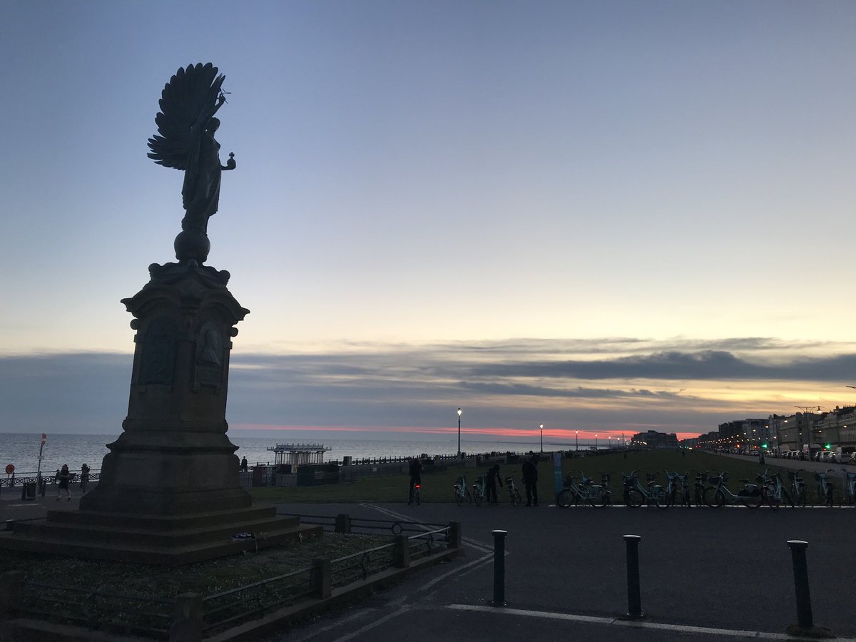 Clyde_Puffer's tweet photo. Beautiful sunset in Brighton &amp; Hove for 14th consecutive day of ruining for #IMEXstillrunning https://t.co/6w2heqUgqY
