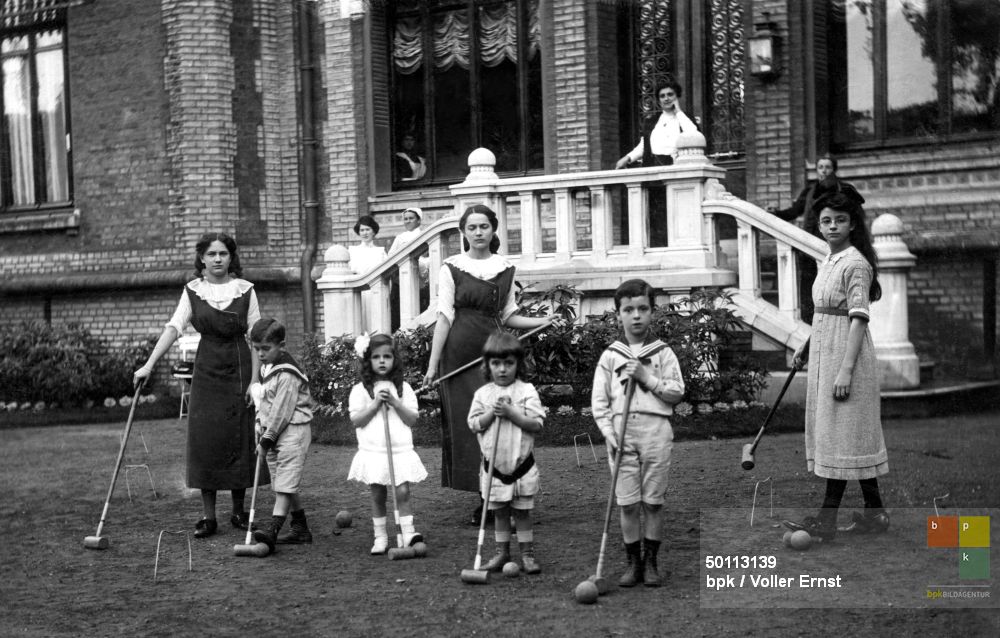 bpkimages's tweet photo. #WirBleibenZuhause und spielen mit der ganzen Familie #Krocket im eigenen Garten. #StayAtHome #Coronakrise #COVID2019de
Mehr Ideen in unserem Portfolio: https://t.co/TqkM69goAL
Foto: bpk / Voller Ernst - Fotoagentur https://t.co/2uynXJq8eP