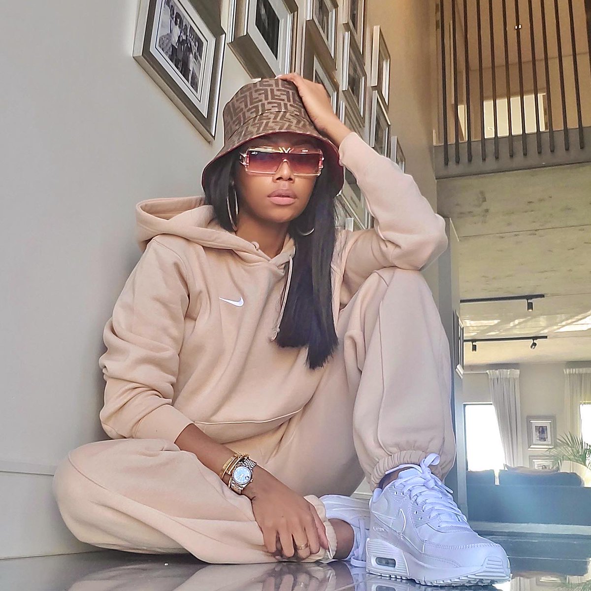 Bonang's tweet photo. 🤎 #StayHomeStaySafe https://t.co/6vhsdh93Er