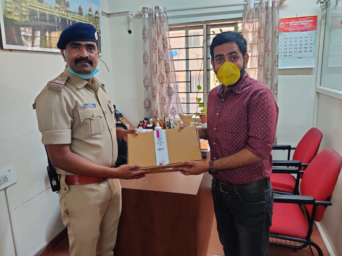 LOFTofFun's tweet photo. With the lockdown in place our chefs were growing restless sharpening their knifes, so we decided to give them a challenge - To make a very satisfying meal for a cop!

Our Koramangala outlet delivered food across 8 checkpoints around the area to the hardworking police force. https://t.co/yeWBFaKbRm