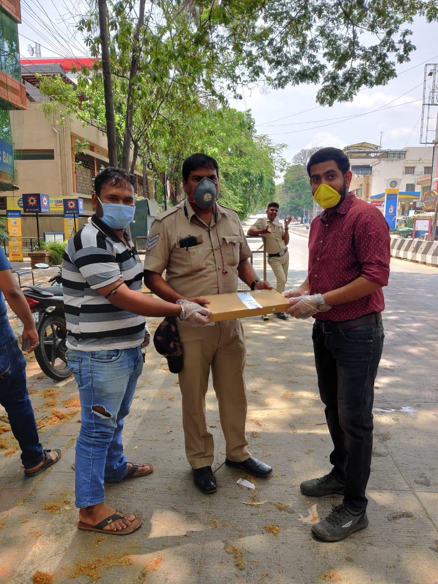 LOFTofFun's tweet photo. With the lockdown in place our chefs were growing restless sharpening their knifes, so we decided to give them a challenge - To make a very satisfying meal for a cop!

Our Koramangala outlet delivered food across 8 checkpoints around the area to the hardworking police force. https://t.co/yeWBFaKbRm