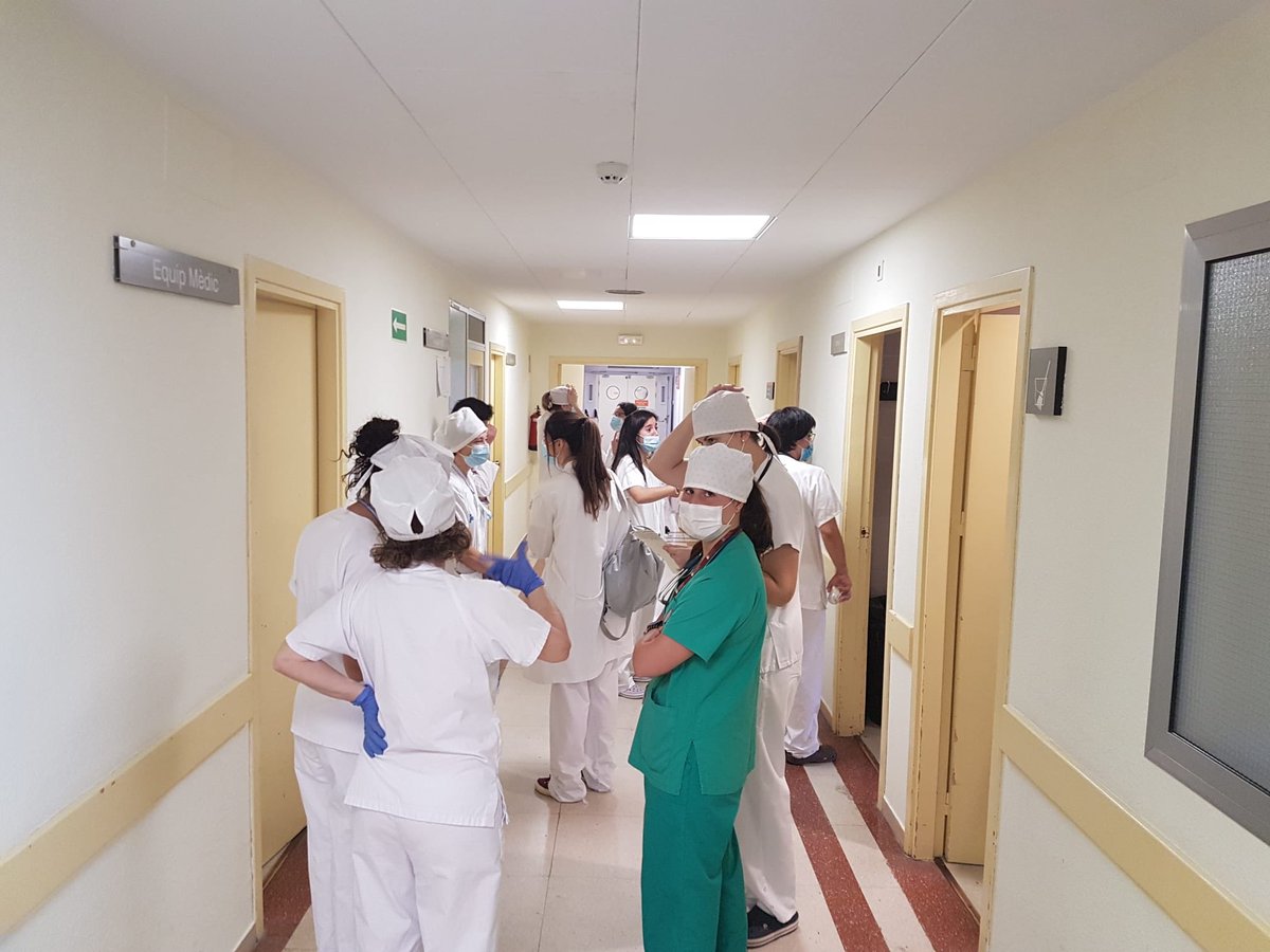 ivetteabascal's tweet photo. Gràcies a l’Associació de Dones de la Vall de Camprodon per els casquets que ja ens hem posat avui a Medicina Interna #TruetasomTOTS #valldecamprodon #COVID2019 #solidaritatCOVID19 https://t.co/qwN7jzgLP1