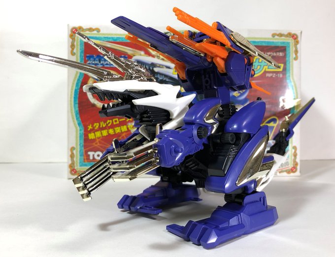 ついに…ついに憧れの神の皇帝、ゴッドカイザーを入手しました。(しかも豪華特典ショットイーグル付き)この白・黒・青紫・金メッキ(かなり薄い色ですが)のカラーリングが最高 #ゾイド 
