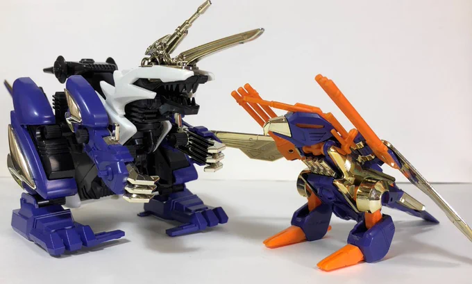 ついに…ついに憧れの神の皇帝、ゴッドカイザーを入手しました。(しかも豪華特典ショットイーグル付き)この白・黒・青紫・金メッキ(かなり薄い色ですが)のカラーリングが最高 #ゾイド 