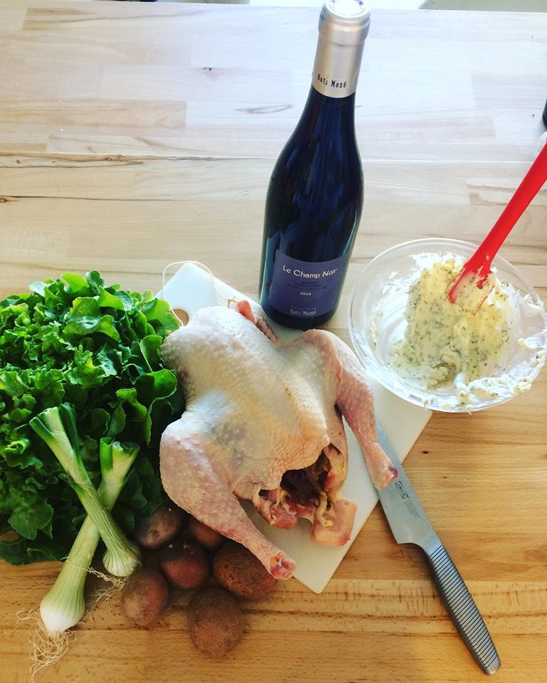 Hier c'était le repas du dimanche : #pouletroti #pommesdeterre ! Avec un #anjouvillages du #domainedeboismozé ! #LaVigneContinue